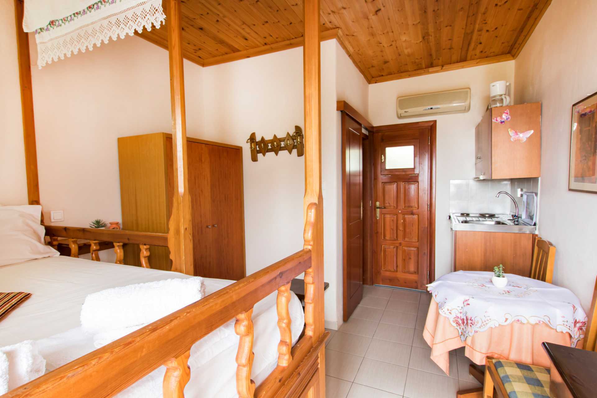 Yksiö, jossa karpathoslainen sänky