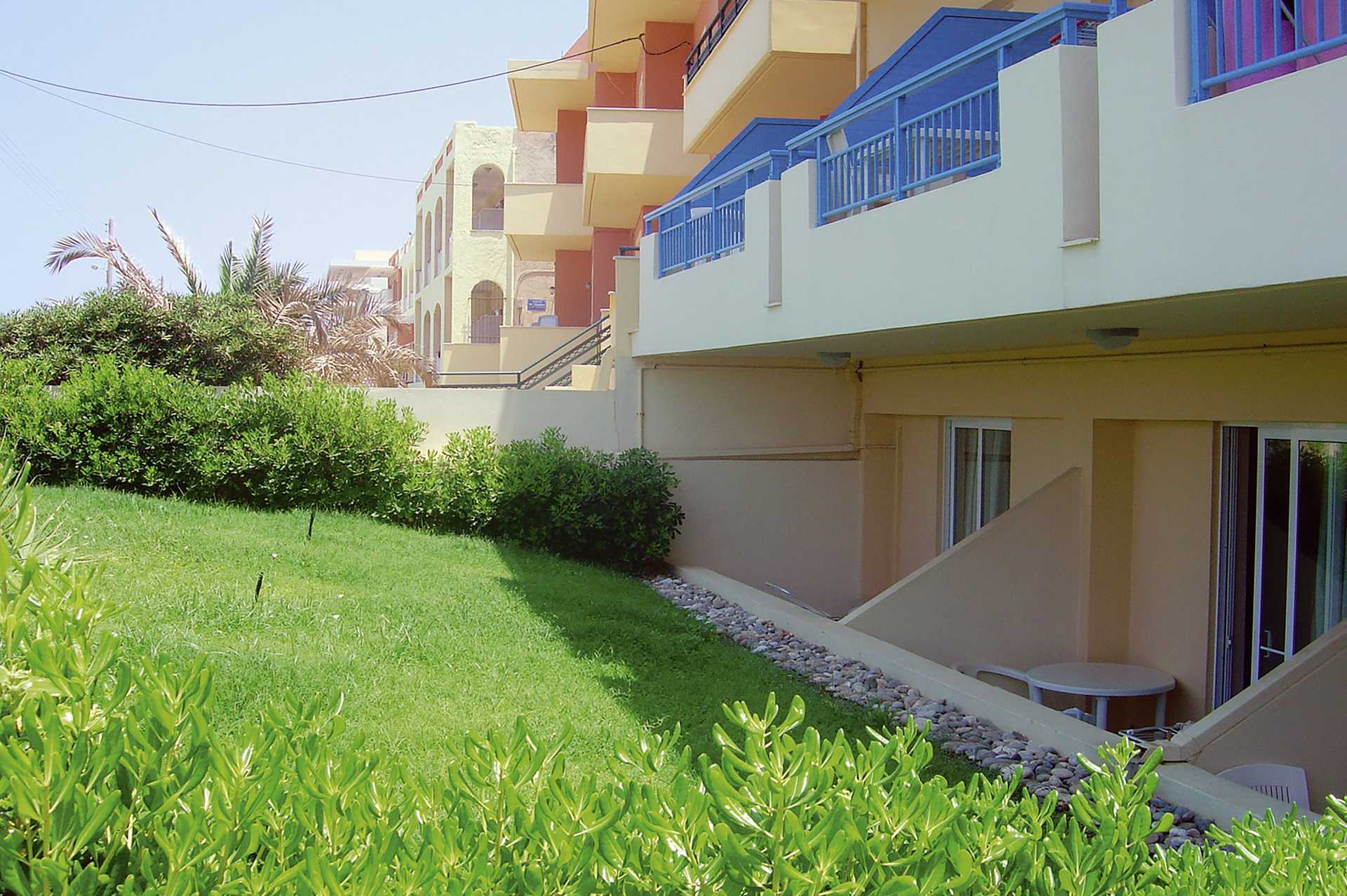 Yksiö pohjakerroksessa Marel hotellissa Rethymnonissa, Kreetalla.