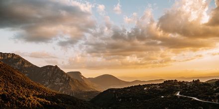 Auringonlasku vuorten yllä, Zagorian alue, Kreikka.
