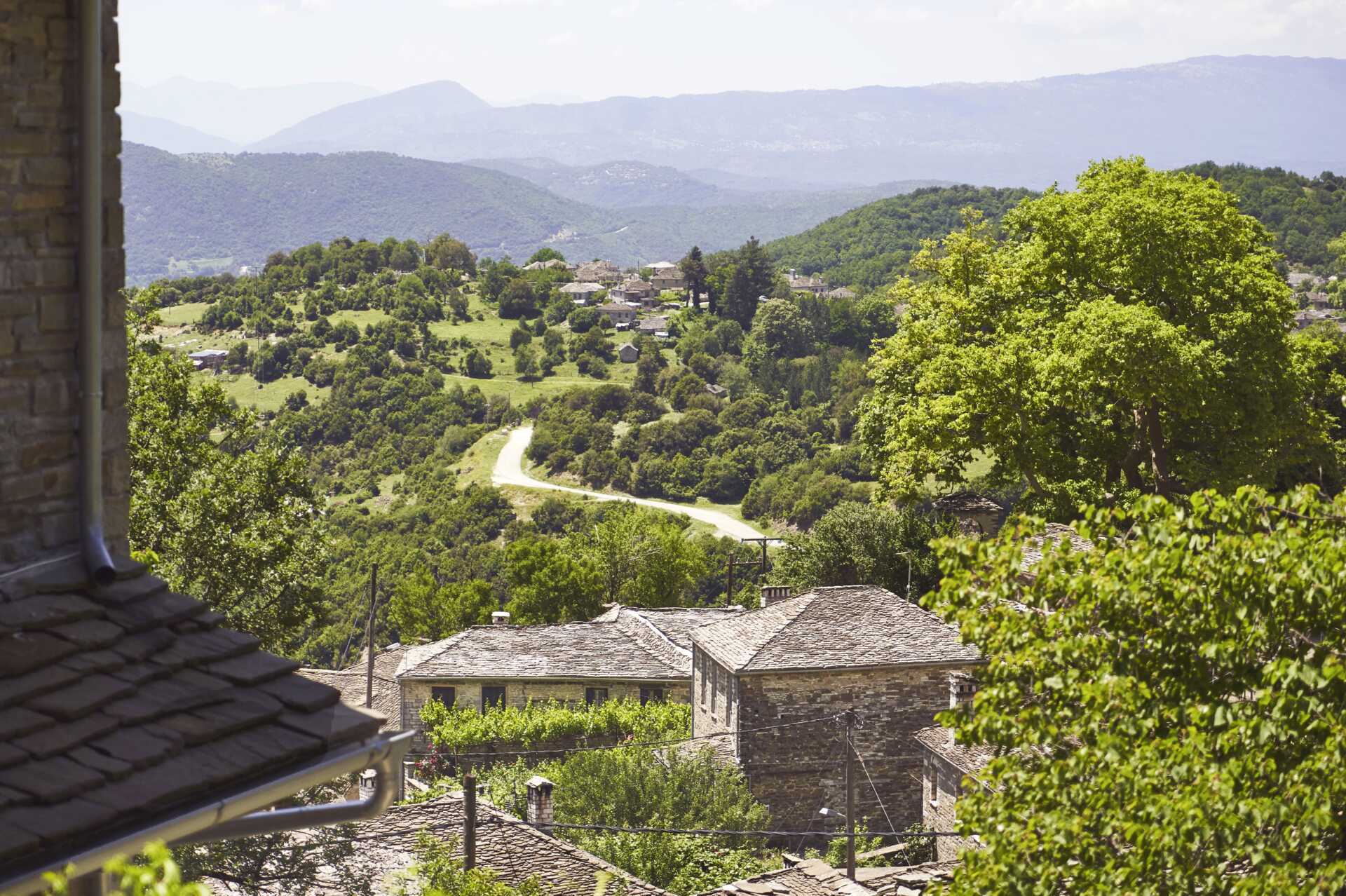 Zagoria koostuu kallioisesta maisemasta ja vehreistä metsistä.